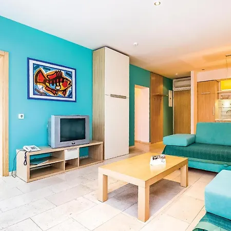 Stunning In With Outdoor Swimming Pool, 2 Bedrooms And Wifi Apartman