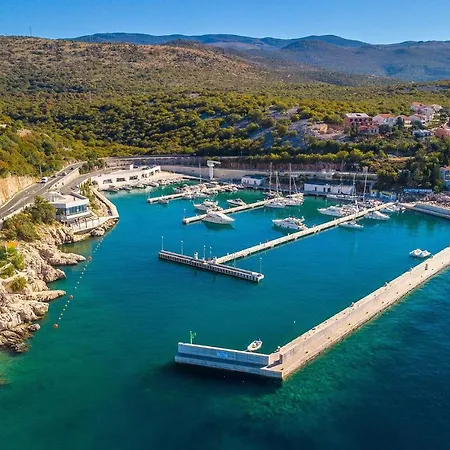 Apartman Stunning In With Outdoor Swimming Pool, 2 Bedrooms And Wifi Novi Vinodolski