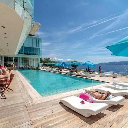 Stunning In With Outdoor Swimming Pool, 2 Bedrooms And Wifi Apartman