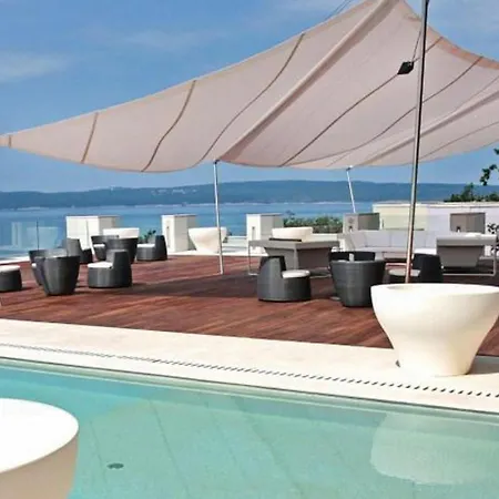Stunning In With Outdoor Swimming Pool, 2 Bedrooms And Wifi Apartman *