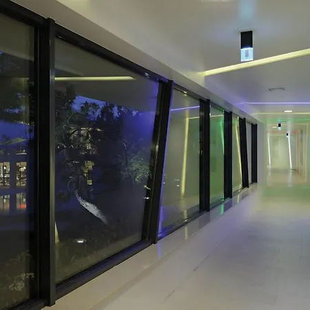 Stunning In With Outdoor Swimming Pool, 2 Bedrooms And Wifi Apartman *