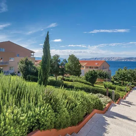 Apartman Stunning In With Outdoor Swimming Pool, 2 Bedrooms And Wifi Novi Vinodolski