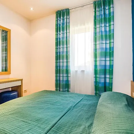 Stunning In With Outdoor Swimming Pool, 2 Bedrooms And Wifi Novi Vinodolski