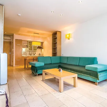 Stunning In With Outdoor Swimming Pool, 2 Bedrooms And Wifi Apartman