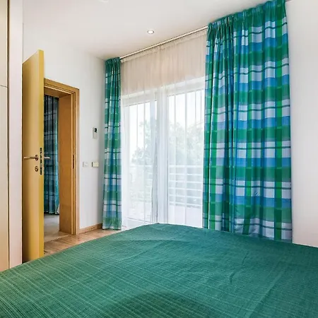 Stunning In With Outdoor Swimming Pool, 2 Bedrooms And Wifi Novi Vinodolski