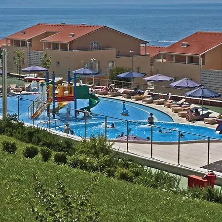 Stunning In With Outdoor Swimming Pool, 2 Bedrooms And Wifi