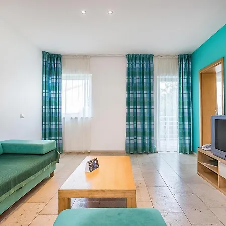 Stunning In With Outdoor Swimming Pool, 2 Bedrooms And Wifi Apartman Novi Vinodolski