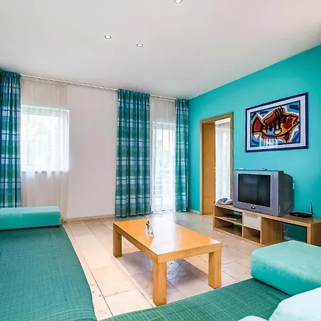 Stunning In With Outdoor Swimming Pool, 2 Bedrooms And Wifi Apartman Novi Vinodolski