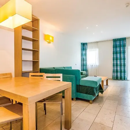 Stunning In With Outdoor Swimming Pool, 2 Bedrooms And Wifi *