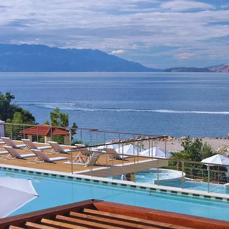 Apartman Stunning In With Outdoor Swimming Pool, 2 Bedrooms And Wifi *